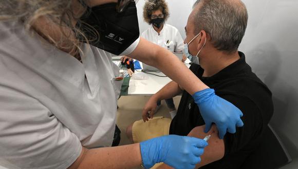 Una persona recibe una dosis de la vacuna J & J / Janssen en un camión de vacunación itinerante patrocinado por la automotriz española Seat en colaboración con el servicio de salud regional catalán en el Arco de Triunfo de Barcelona, el 7 de julio de 2021. (LLUIS GENE / AFP).