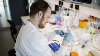Universidad de Oxford empieza a probar vacuna contra el coronavirus en humanos