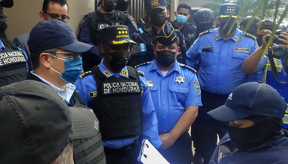 Esta imagen distribuida por la policía hondureña muestra al expresidente hondureño Juan Orlando Hernández (izquierda) mientras miembros de la policía lo sacan de su casa luego de recibir una orden de extradición de Estados Unidos, en Tegucigalpa. (Foto: HONDURAN POLICE / AFP)