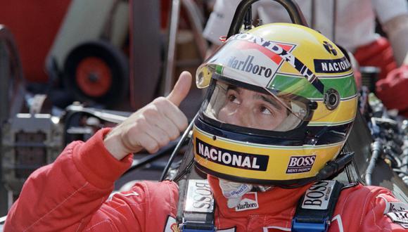 Ayrton Senna, el desaparecido piloto brasileño de Fórmula Uno, levanta el dedo pulgar el 4 de mayo de 1989 al volante de su auto McLaren previo a la edición de ese año del Grand Prix de Mónaco. (Foto: AFP)