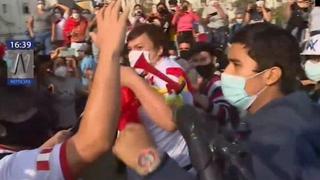 Richard ‘Swing' llegó a la Plaza San Martín pero manifestantes lo echaron a botellazos [VIDEO]