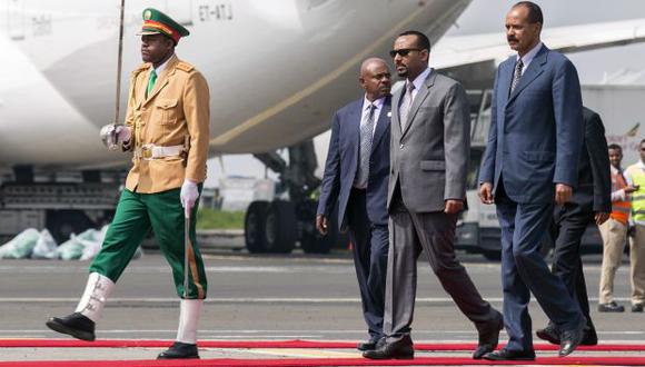 El presidente de Eritrea, Isaias Afwerki, es recibido por el primer ministro de Etiopía Abiy Ahmed, en su primera visita en 22 años al aeropuerto de Addis Abeba, Etiopía. (Foto: AP)