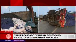 Los Olivos: tráiler que cargaba harina de pescado se despista y bloquea la Panamericana Norte 