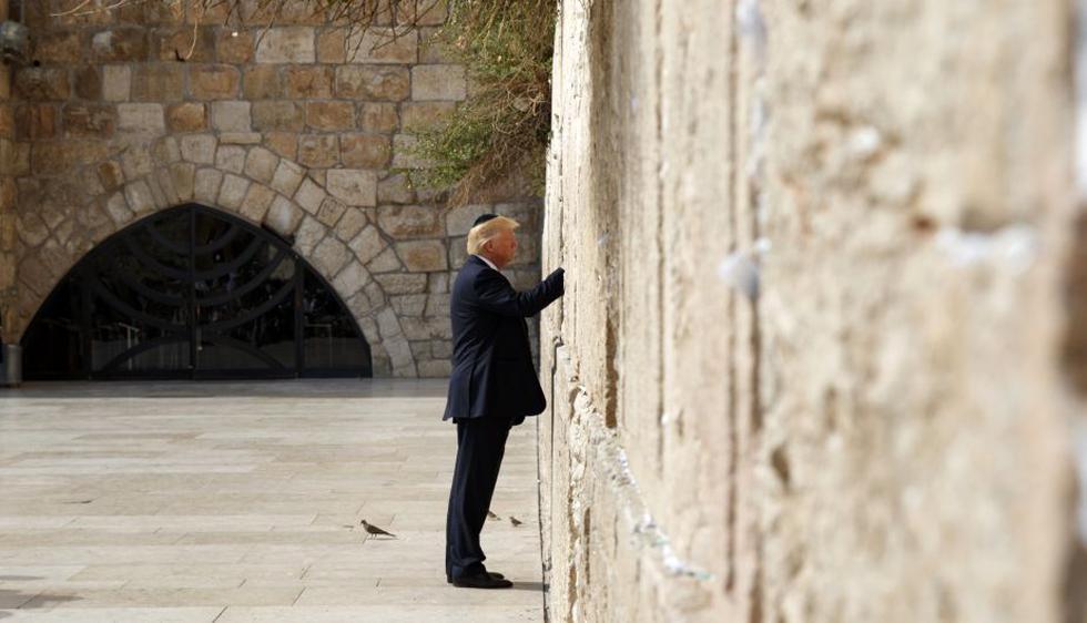 Trump es el primer mandatario en visitar el muro de los lamentos (AP)