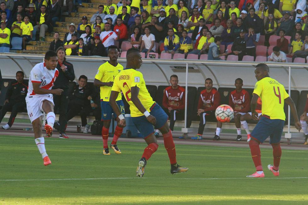 El 5 de septiembre del 2017 con goles de Edison Flores y Paolo Hurtado nuestra selección se impuso por 2 a 1 sobre la selección ecuatoriana, lo que significó nuestro primer triunfo en Quito. En esta imagen Edison Flores ya sacó el disparo para convertir el primer gol del partido. (Foto: GEC Archivo)