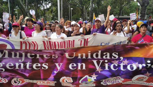 Por el Día Internacional de la Eliminación de la Violencia contra la Mujer, un centenar de mujeres marchó por el centro de Caracas hacia al Palacio Federal Legislativo. (Foto: Twitter/@Carlosg27106440)