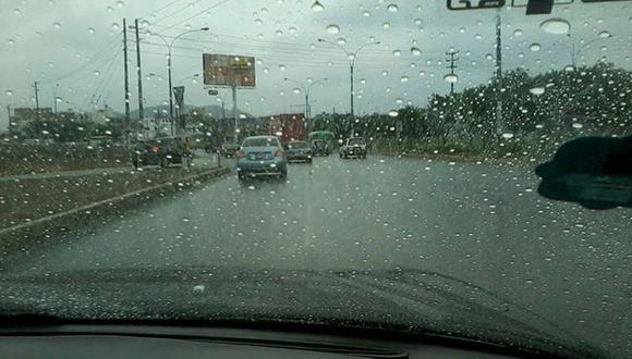 Viajeros sorprendidos a la salida del Aeropuerto Jorge Chávez por la lluvia de verano. (@hugosalsabor)