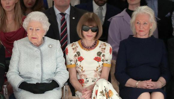 Isabel II del Reino Unido, Anna Wintour y Angela Kelly. (Foto: AFP)