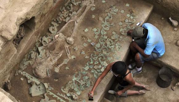 La sacerdotisa fue sepultada con varios ceramios y objetos de valor. (Reuters)