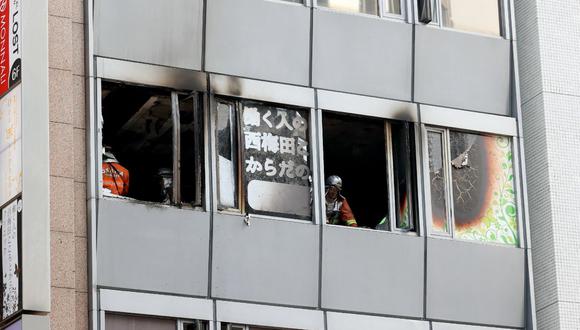 Los bomberos trabajan en el lugar, donde se temía que veintisiete personas murieran después de un incendio en un edificio en Osaka, el 17 de diciembre de 2021. (Foto de JIJI PRESS / AFP)