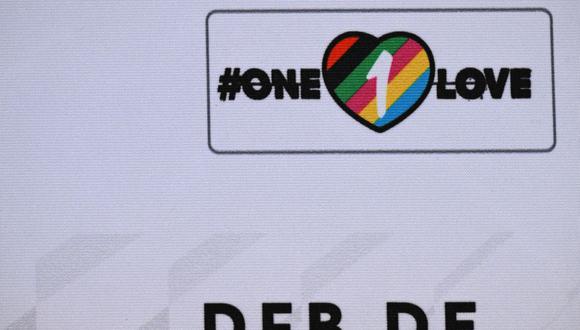 El logotipo "One Love" en un cartel publicitario en la conferencia de prensa alemana en el estadio Al Shamal en Al Shamal, al norte de Doha, el 25 de noviembre de 2022, durante el torneo de fútbol de la Copa Mundial Qatar 2022. (Foto de INA FASSBENDER / AFP)
