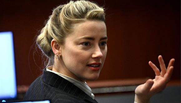 Integrante del jurado criticó que Amber Heard pudiera “llorar y dos segundos más tarde volver a estar fría como el hielo”. Foto: AFP)