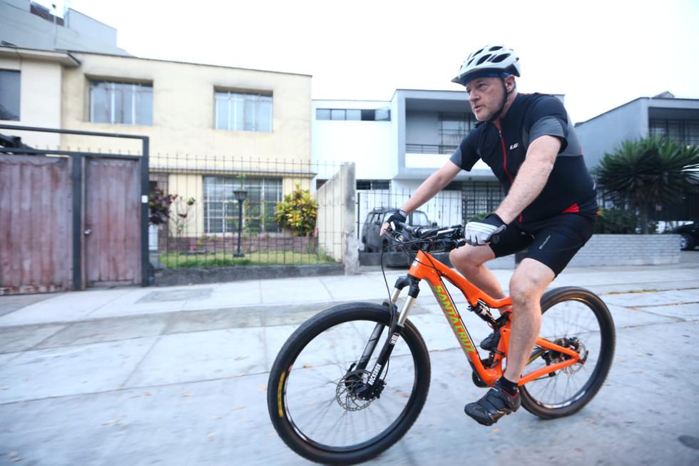 Acompañado de dos funcionarios, el alcalde hizo uso de las ciclovías en Miraflores y Jesus María. (Alessandro Currarino/GEC)