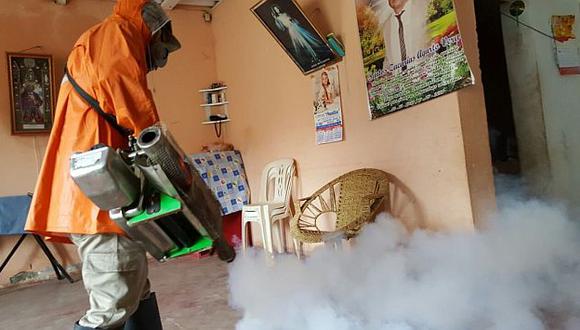 Labores de fumigación son casa por casa. FOTO: Ministerio de Salud.