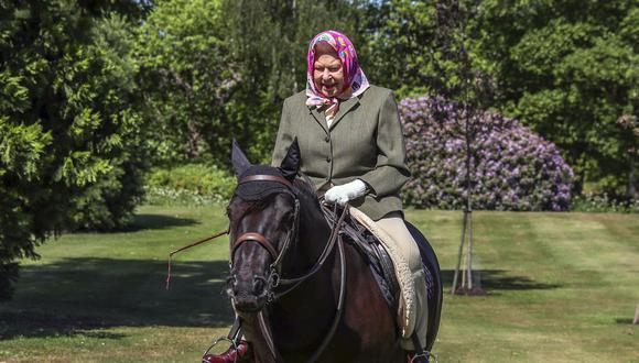 Isabel II del Reino Unido sale a pasear a caballo por primera vez desde los inicios de la pandemia. (Foto: AFP)