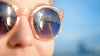 Cuida tu salud ocular con estos tres consejos para cuidar tu visión del sol en este verano