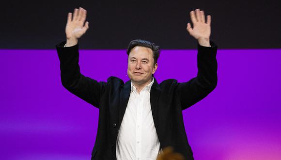 Esta imagen del folleto publicada por TED Conferences muestra al jefe de Tesla, Elon Musk, saludando en el escenario en la conferencia TED2022 (Foto de Ryan Lash / TED Conferences, LLC / AFP)