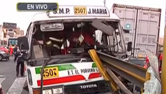 Aparatoso choque entre cúster y taxi dejó diez heridos en San Martín de Porres (Panamericana)