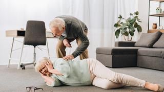 Aprenda la importancia de actuar rápido cuando un adulto mayor sufre una fractura de cadera