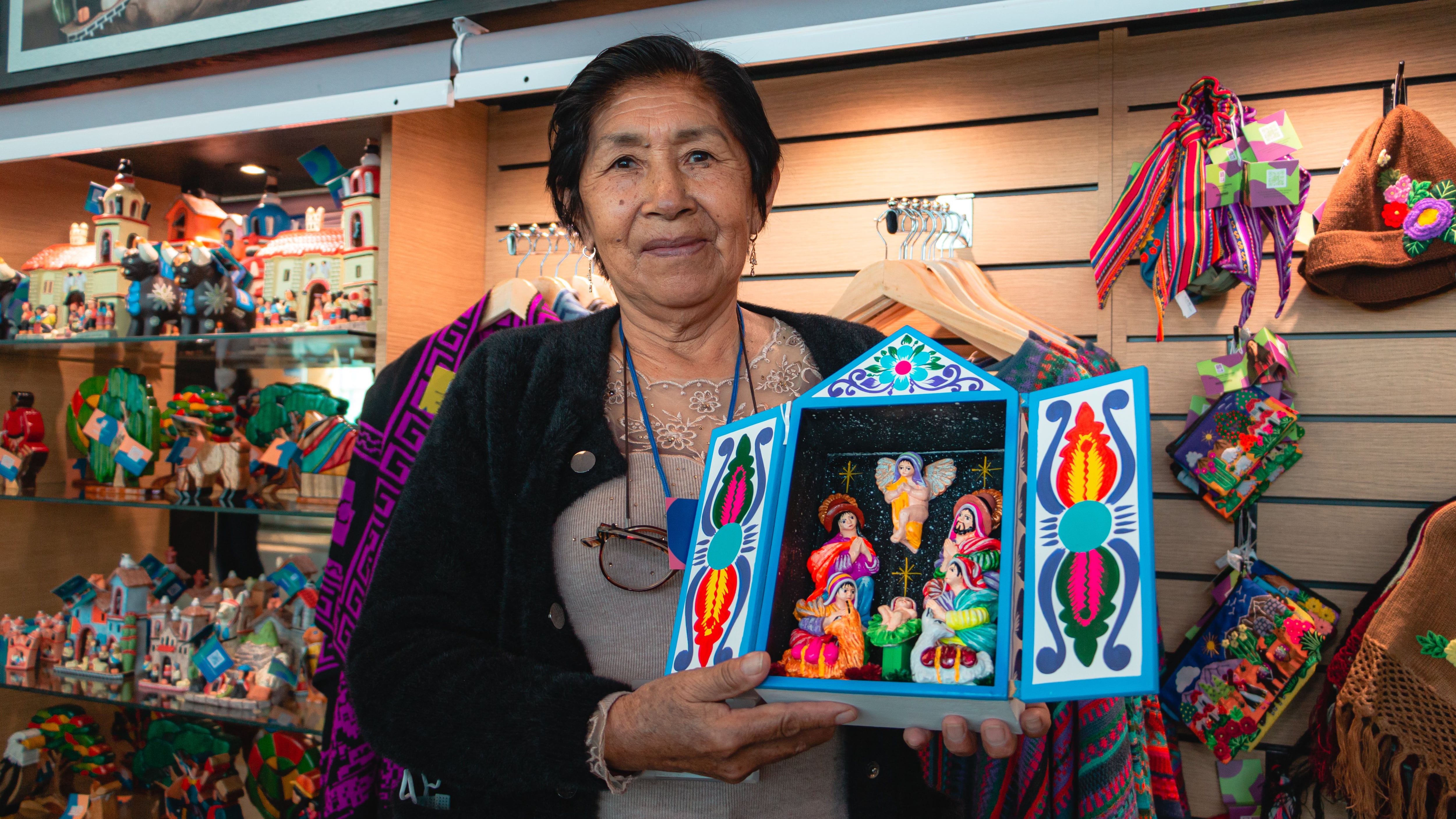 La familia Espinoza Urbano, donde Lourdes junto a su hijo Saúl y sus nietos, fabrican los tradicionales retablos ayacuchanos, una de las expresiones artísticas más reconocidas del Perú.