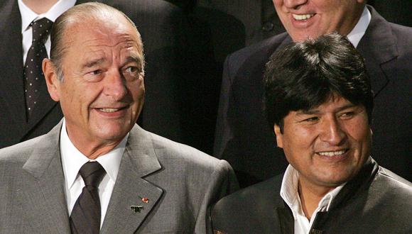 El presidente boliviano Evo Morales y el presidente francés Jacques Chirac posan durante la foto familiar de una cumbre de la UE en América Latina el 12 de mayo de 2006, en Viena. Morales lamentó este jueves el fallecimiento del exmandatario galo. (Foto: AFP/Archivo)
