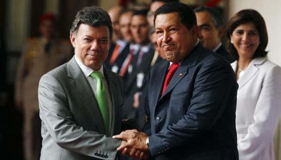 AMIGOS. A diferencia de Uribe, Juan Manuel Santos mantiene una relación más cercana con Chávez. (Reuters)