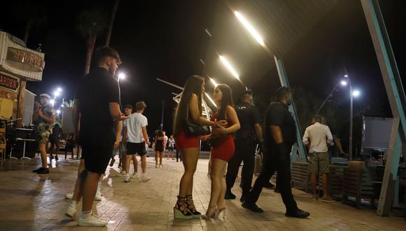 Turistas alemanes y británico causan altercados en Mallorca, sin mascarilla ni distanciamiento social. (Foto: REUTERS/Enrique Calvo)