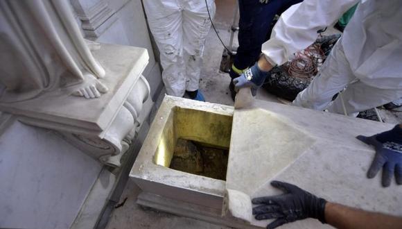 La foto muestra la apertura de dos tumbas en el Cementerio Teutónico en relación con las investigaciones sobre el caso de Emanuela Orlandi, Ciudad del Vaticano, 11 de julio de 2019. (Foto: EFE)