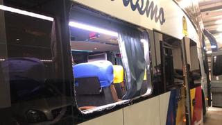 Inaceptable: autobús que llevó a Boca al estadio fue atacado con piedras 
