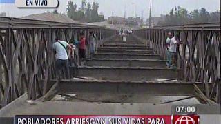 Vecinos de Ate y Huachipa hicieron de todo para cruzar puente a medio desmontar
