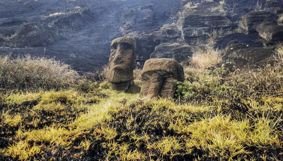 Estatuas de piedra de la cultura Rapa Nui, afectadas por un incendio en el Parque Nacional Rapa Nui en Isla de Pascua, Chile, el 6 de octubre de 2022. (Foto de la Municipalidad de Rapanui / AFP )