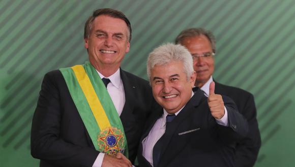 El ministro Marcos Pontes anunció que dio positivo de coronavirus. Imagen de 2019 junto al presidente de Brasil, Jair Bolsonaro. (Foto: Sergio LIMA / AFP)