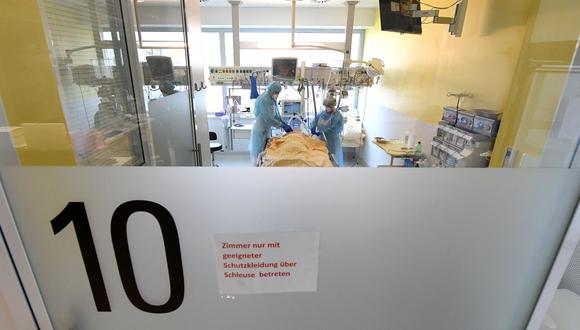 Trabajadores sanitarios atienden a un paciente de Covid-19 en la unidad de cuidados intensivos del hospital universitario de Tulln, Austria. (Foto: HELMUT FOHRINGER / APA / AFP)