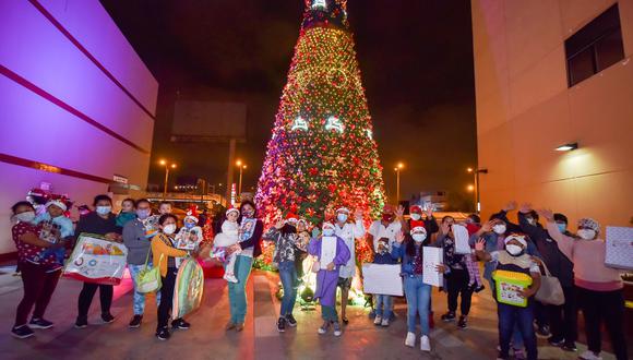 Niños símbolo del INSN San Borja encendieron las luces del árbol de Navidad y compartieron un momento de alegría y esperanza. (Foto: INSN San Borja)