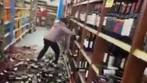 Evelin Roldán fue grabada mientras rompía las botellas de vino del supermercado donde trabajaba. Luego llegó la policía y la detuvo. (Foto: Twitter)