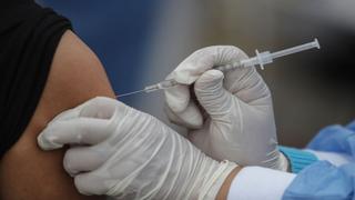 Vacunación COVID-19: Contraloría detectó más de 500 casos de inmunización irregular en todo el Perú
