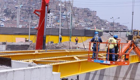 El fin de semana se inició el montaje de las seis primeras vigas metálicas que soportarán el nuevo puente Circunvalación – Arriola. (Foto: Municipalidad de Lima)