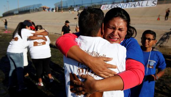 Cientos de familias se fundieron en un abrazo, luego que la frontera entre USA y México fuera abierta por 3 minutos. (REUTERS)