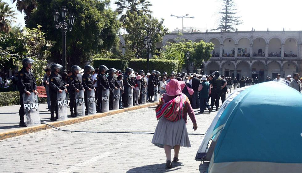 Manifestantes realizaban huelga de hambre en Plaza de Armas de Arequipa. (Heiner Aparicio/Perú21)
