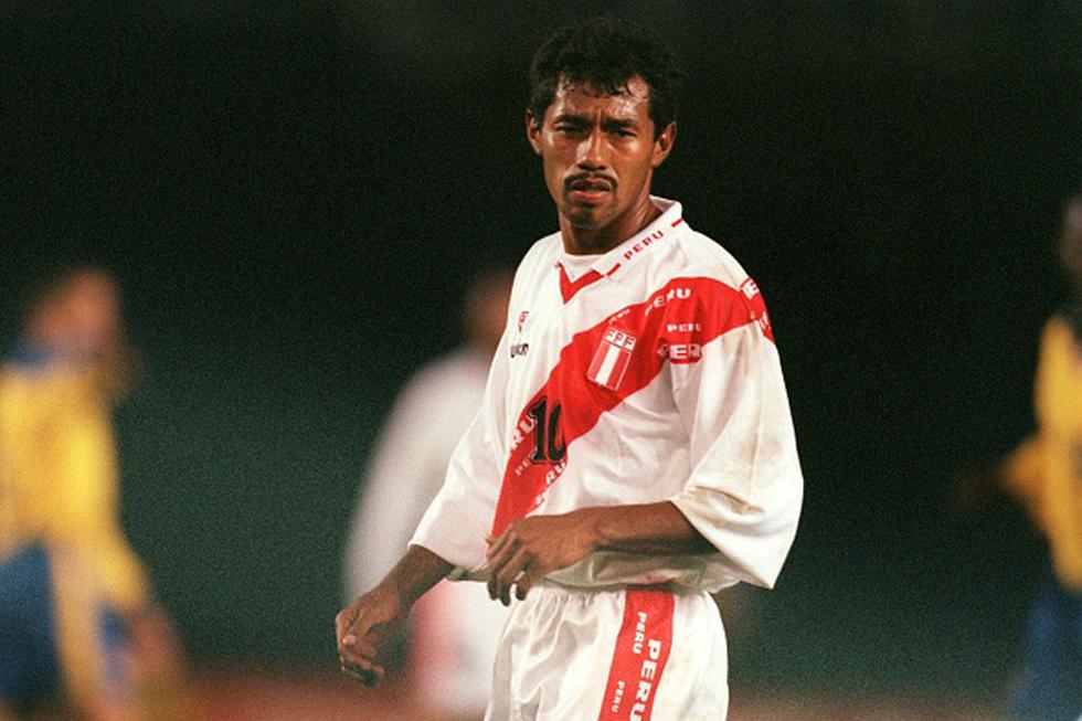 Umbro la marca que vistió a la selección en el proceso Eliminatorio para Francia 98. Muchos aún recuerdan aquella camiseta que tenía escrito varias veces la palabra "Perú" en la franja roja del pecho. (Getty Images)