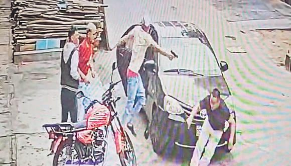 ATAQUE. Preciso instante en que criminal repele a balazos a empresario que intentó huir de secuestradores en Santa Anita. (Foto: PNP).