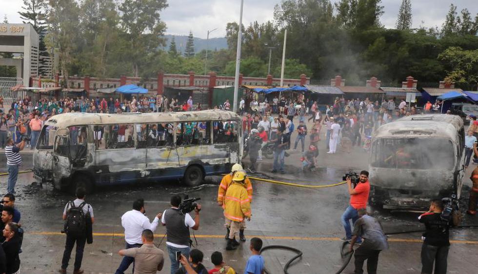 Universitarios encapuchados incendian autobuses en protesta por alza de tarifas en Honduras | Foto: EFE