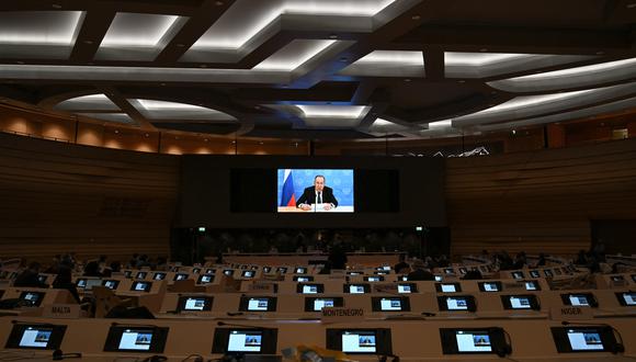 El ministro de Relaciones Exteriores de Rusia, Sergei Lavrov, se dirige con un mensaje de video pregrabado a la Conferencia de Desarme en Ginebra el 1 de marzo de 2022. (Foto: Fabrice COFFRINI / POOL / AFP)