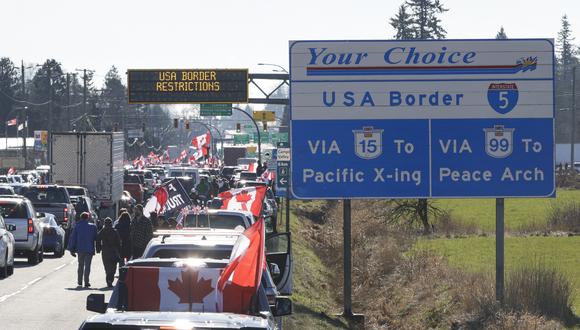 Manifestantes en contra de los mandatos de vacunación contra el covid-19 llenan la calle durante una protesta en la autopista 15 cerca del cruce fronterizo de la autopista del Pacífico en la frontera entre Estados Unidos y Canadá en Surrey, Columbia Británica. (Foto: Jason Redmond / AFP)
