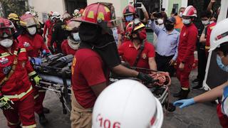 Cercado de Lima: Bomberos lograron rescatar a hombre tras derrumbe de su vivienda | VIDEO