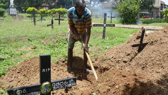 El trabajador del cementerio Piyasri Gunasena cava una tumba en el cementerio Madampitiya en Colombo el 23 de abril de 2019. (Foto: AFP)