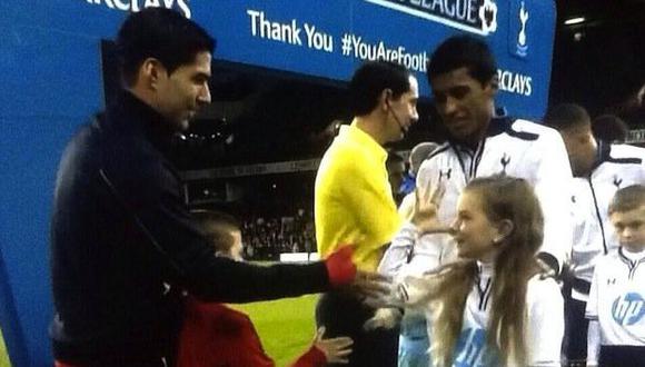 Una niña se burló de Luis Suárez durante el saludo previo al Liverpool-Tottenham. (Internet)