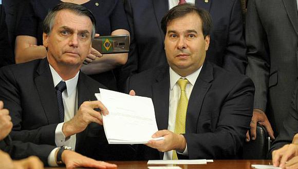 Bolsonaro y su ministro de Economía, Paulo Guedes, acudieron al Congreso de Brasil para entregar el proyecto para la reforma del sistema de jubilaciones. (Foto: Reuters)