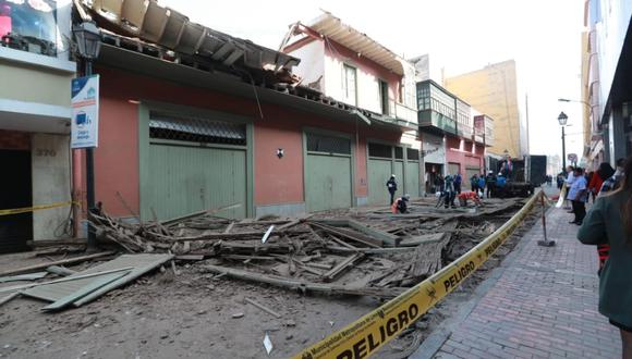 Un balcón del jirón Carabaya colapsó la madrugada de este lunes. (Lino Chipana/GEC)