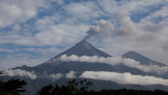 Además de la erupción, el volcán presenta retumbos, ondas de choque y expulsa "abundante material incandescente" a 4.800 metros de altura. (Foto: Reuters)